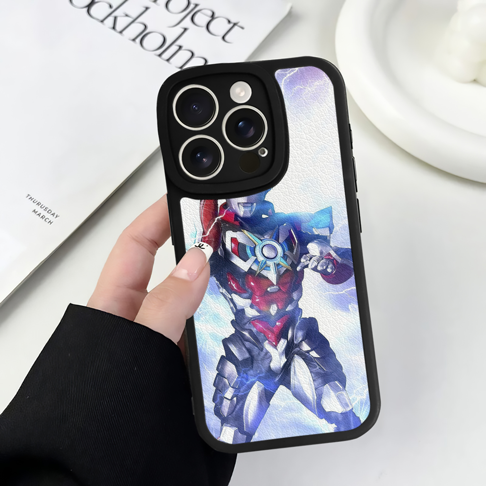 （画像用） ウルトラマン Ultraman 【iPhone 16シリーズ対応】シリコンスマホケース（レザー調） 材質：シリコン
